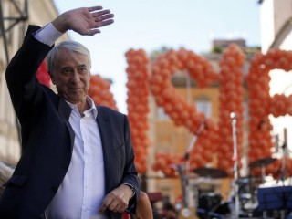 Giuliano Pisapia durante la manifestazione "Insieme, nessuno escluso", convocata da Campo Progressista, in Piazza SS. Apostoli, Roma, 1 luglio 2017.  ANSA/RICCARDO ANTIMIANI